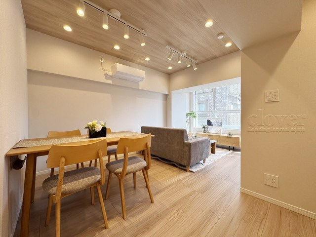 【居間・リビング】 | 清水ビル | ゆったりと過ごせるよう機能的にデザインされたLDK（リビング・ダイニング・キッチン）の様子。その明るさや奥行きを感じてください。～即日のご見学可能～　お問合せはお気軽にどうぞ。