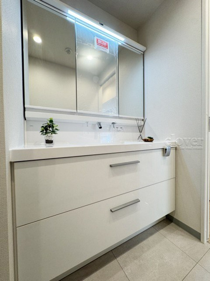 【独立洗面台】 | 清水ビル | 三面鏡タイプの独立洗面台。鏡の裏スペースは収納になっています。毎朝、鏡に映った背景自体が「新居」の喜びを増幅してくれそうです。～即日のご見学可能～　お問合せはお気軽にどうぞ。