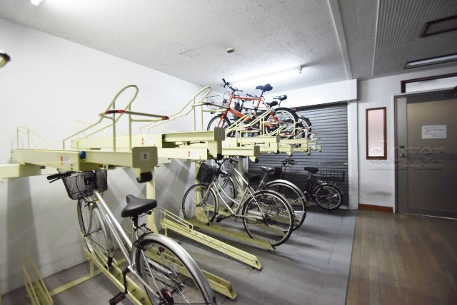 【駐輪場】 | 清水ビル | 自転車置き場。マンションの共用部にあたります。空きの有無や駐輪料金、各戸の台数制限などについては、改めてお問い合わせください。～即日のご見学可能～　お問合せはお気軽にどうぞ。
