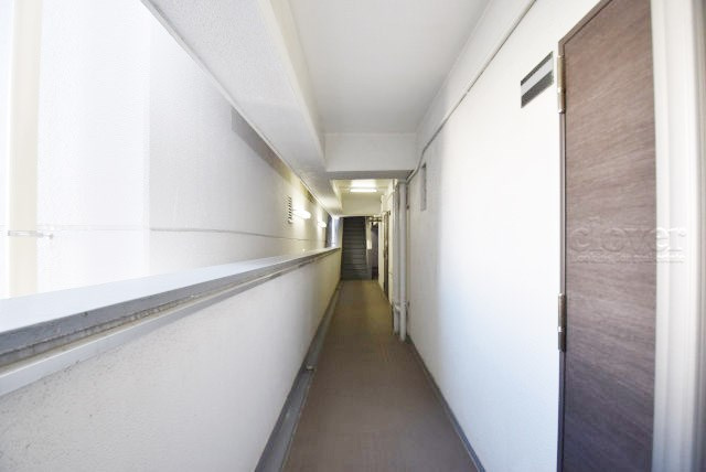 【その他共用部分】 | 清水ビル | マンションの共用廊下です。きれいに清掃されています。周囲のお部屋の様子も、ぜひ伺ってみてください。～即日のご見学可能～　お問合せはお気軽にどうぞ。
