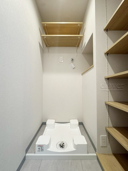 【ランドリースペース】 | 清水ビル | 防水パン（洗濯機置き場）　上部収納付き