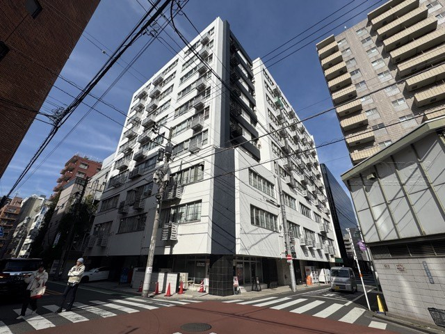 【外観】 | 清水ビル | 手入れの行き届いた外壁やエントランスなど、「見ればわかる」レベルで清潔感を保ったマンションです。築年数を感じさせない姿で皆様をお出迎えします。～即日のご見学可能～　お問合せはお気軽にどうぞ。
