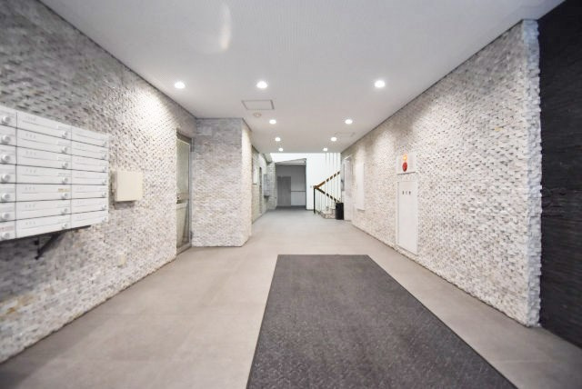 【ロビー】 | 清水ビル | 広々としたエントランスホール。入口の門をくぐった先にある、開放感と清潔感をあわせもつ空間です。お客様をお出迎えする際の、ロビーの役割も果たします。～即日のご見学可能～　お問合せはお気軽にどうぞ。
