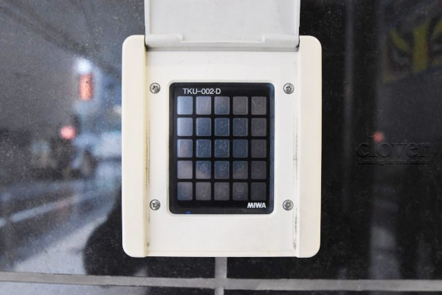 【防犯設備】 | 清水ビル | 夜間など時間を区切ってオートロックをかけてくれるシステムが導入されています。一日の中でも「心配な時間帯」に対する配慮がうれしい機構です。～即日のご見学可能～　お問合せはお気軽にどうぞ。
