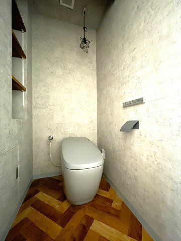 トップワン四国のトイレ|トイレ内に収納棚があり、日用品をストックすることができます。