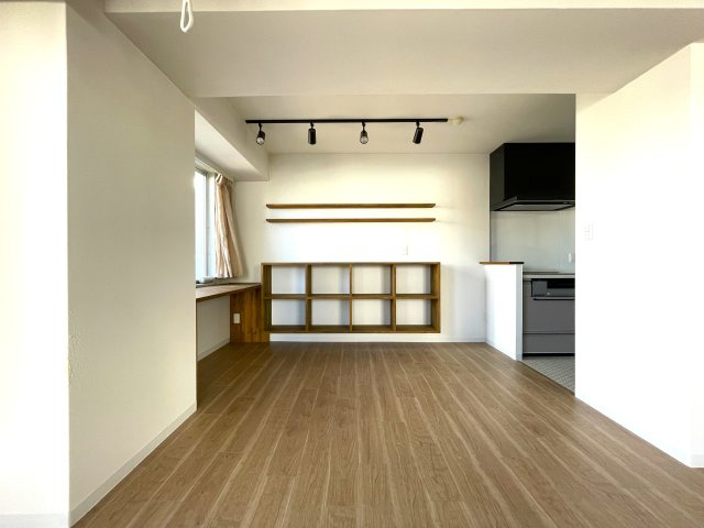 トップワン四国のダイニング|ダイニングに設置されたオープン棚には、お気に入りの雑貨や本、植物等をディスプレイすることができます。