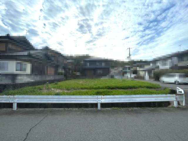 高島市今津町松陽台2丁目63坪売地の前面道路含む現地写真