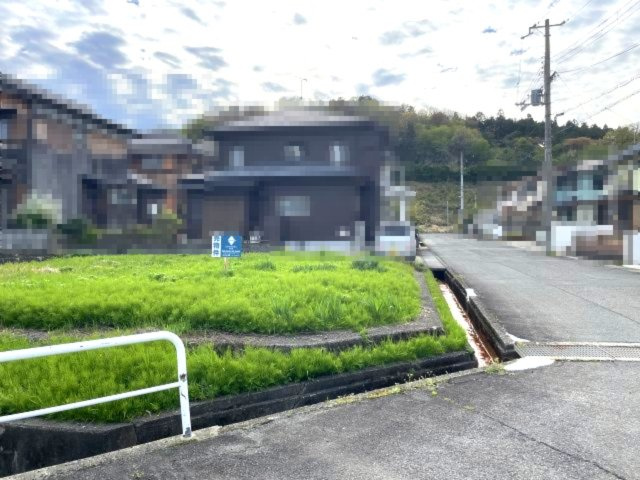 高島市今津町松陽台2丁目63坪売地の前面道路含む現地写真