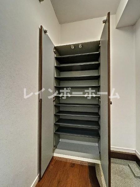 フラット梅島の玄関