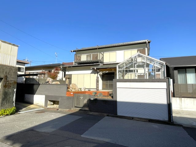 春野町平和　土地の外観|現況は建物がありますが、売主様にて解体撤去の上、更地でお引渡しします。