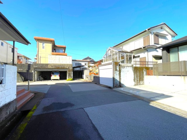 春野町平和　土地の前面道路含む現地写真|前面道路は幅員約５．５ｍの公道です。