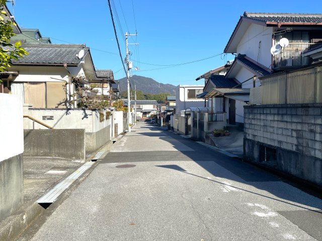 春野町平和　土地の前面道路含む現地写真|団地内メイン通りから中に入っており、交通量の少ない道路です。
