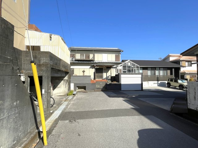 春野町平和　土地の前面道路含む現地写真|敷地南側は約１１０ｍの直線道路で見通し良好です。