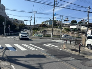 【前面道路含む現地写真】 | 横浜市栄区飯島町戸建 | 前面道路