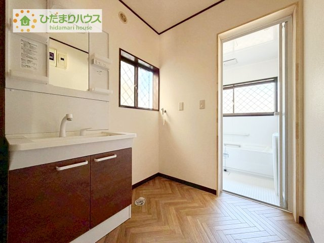 【独立洗面台】 | 牛久市岡見町　中古戸建 | ゆったりとした洗面所には物入れを完備！タオルや洗剤をしまえます(^^)/