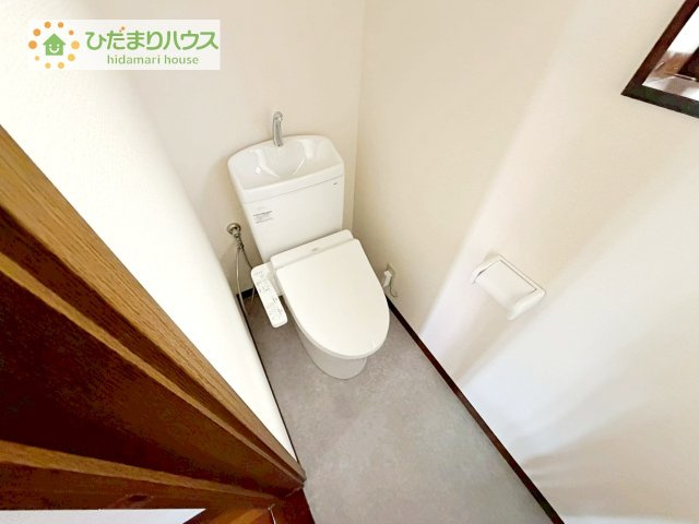 【トイレ】 | 牛久市岡見町　中古戸建 | 小窓が付いているので、トイレも明るい空間になっております♪