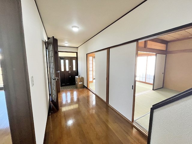 【内装】 | 牛久市岡見町　中古戸建 | 1F廊下の横幅が広く、圧迫感はありません♪