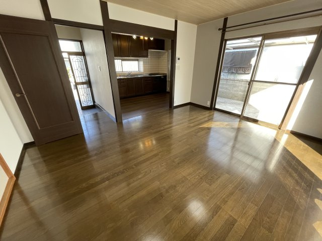 豊岡町長田　中古住宅の居間・リビング