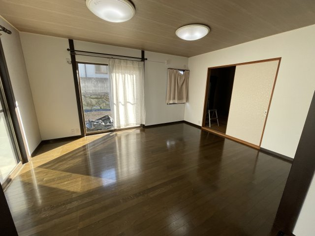 豊岡町長田　中古住宅の居間・リビング