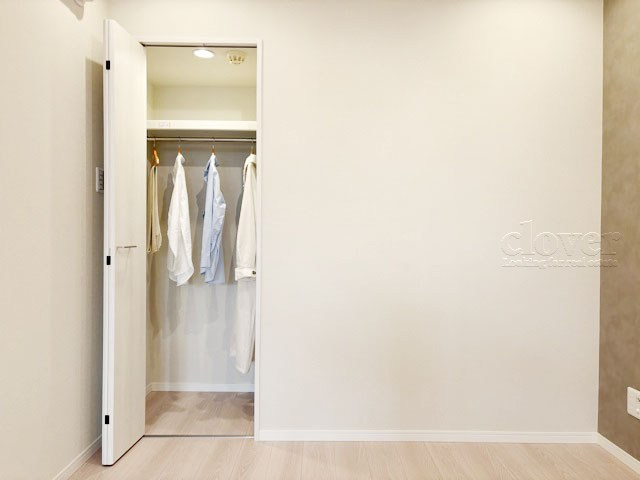 【収納】 | フラッツ鷺ノ宮 | クローゼットはこのような形。お洋服だけでなく、羽毛布団や除湿器といった、いわゆる「季節モノ」もしまっておける広さがしっかりとれています。～即日のご見学可能～　お問合せはお気軽にどうぞ。
