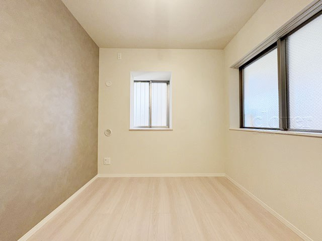 【洋室】 | フラッツ鷺ノ宮 | 二面の窓から差し込む陽光が大変明るい洋室。太陽光のありがたみを感じますね。室内のレイアウトを想像するのも楽しくなってきます。～即日のご見学可能～　お問合せはお気軽にどうぞ。
