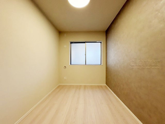 【洋室】 | フラッツ鷺ノ宮 | 窓から明るい光が差し込む洋室。ベッドを置いて個人居室にする場合は、多くの時間を過ごすことになる空間です。使い勝手や落ち着きを想像してください。～即日のご見学可能～　お問合せはお気軽にどうぞ。
