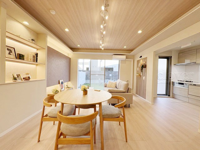 【居間・リビング】 | フラッツ鷺ノ宮 | ゆったりと過ごせるよう機能的にデザインされたLDK（リビング・ダイニング・キッチン）の様子。その明るさや奥行きを感じてください。～即日のご見学可能～　お問合せはお気軽にどうぞ。
