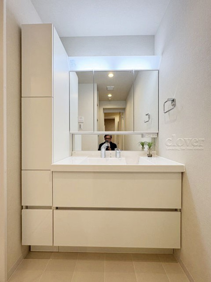 【独立洗面台】 | フラッツ鷺ノ宮 | 三面鏡タイプの独立洗面台。鏡の裏スペースは収納になっています。毎朝、鏡に映った背景自体が「新居」の喜びを増幅してくれそうです。～即日のご見学可能～　お問合せはお気軽にどうぞ。
