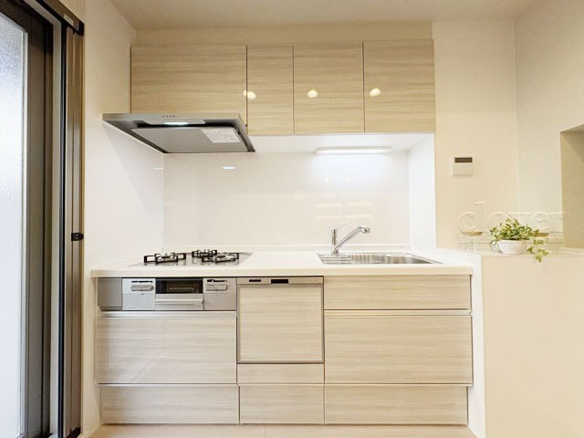 【キッチン】 | フラッツ鷺ノ宮 | キッチンでの行動力学をもとに生まれた、有機的な構造が自慢のシステムキッチンです。シンクとコンロの間の作業スペースも広めに確保されています。～即日のご見学可能～　お問合せはお気軽にどうぞ。
