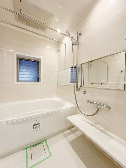 【浴室】 | フラッツ鷺ノ宮 | 疲れと汚れを落として明日への活力を蓄える、癒しの空間＝バスルーム。とても大切な設備です。浴槽も洗い場も美しく整っています。～即日のご見学可能～　お問合せはお気軽にどうぞ。
