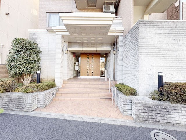 【エントランス】 | フラッツ鷺ノ宮 | お客様を、そして住人を出迎えてくれるマンションのエントランス。ゴミが落ちていないことからも、管理状態の良さや住民の節度の高さが見て取れます。～即日のご見学可能～　お問合せはお気軽にどうぞ。
