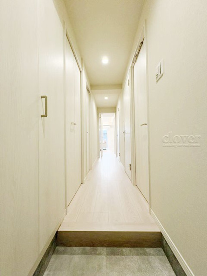 【玄関】 | フラッツ鷺ノ宮 | 玄関ドアを背に、廊下と室内を望みます。ナチュラル系の色合いを重視した内装のイメージをご確認ください。お部屋の第一印象やイメージを決定づける空間です。～即日のご見学可能～　お問合せはお気軽にどうぞ。
