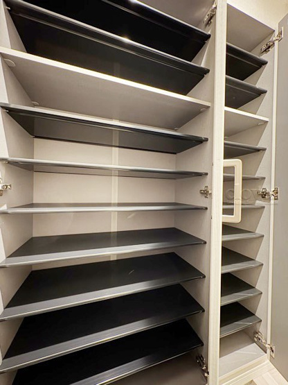 【収納】 | フラッツ鷺ノ宮 | 大型でトールタイプのシューズボックスを配しました。棚板は可変式になっており、たくさんの靴のほか、小物も収納できるゆとりがあります。～即日のご見学可能～　お問合せはお気軽にどうぞ。
