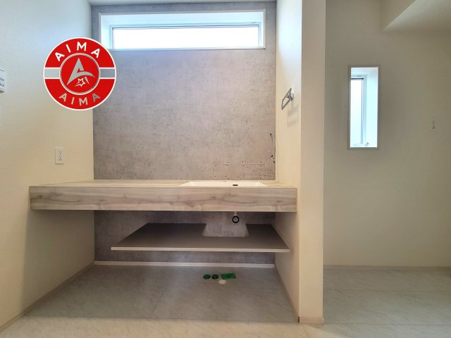 福岡市西区今宿上ノ原第1-7棟（4号棟）の内観：施工例|毎日使うものだから清潔な空間を保ちたい水回り。洗面にはそんな願いを解消させてくれる収納アイデアが満載です。三面鏡の裏側にはキャビネットが現れ小物から背の高い物まで収納できます。