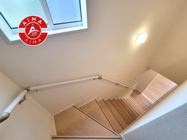 福岡市西区今宿上ノ原第1-7棟（4号棟）の内観：施工例|＜手すり付階段＞手すりがないと階段の昇り降りで危険なことはもちろん、壁に手をつきながら歩くことで壁紙が汚れやすくなります。すべての方に快適に昇り降りしていただくため、手すりを設置しました。