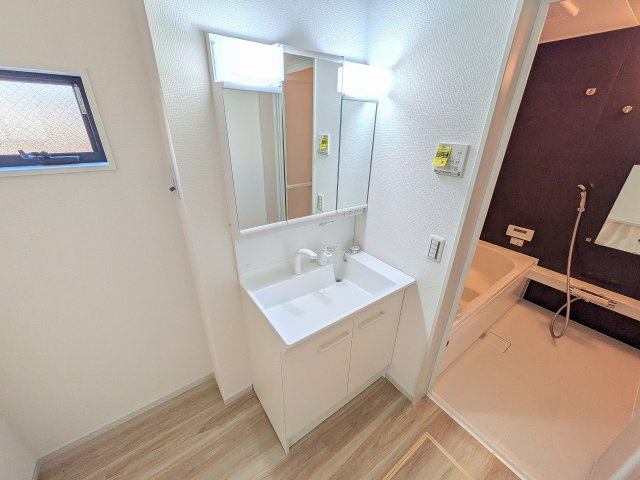 八王子市　緑町　新築一戸建て　９期の独立洗面台|～３面鏡付きの独立洗面台　細々している物をスッキリ収納出来ます～