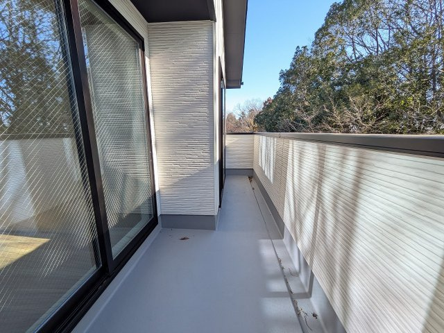 八王子市　緑町　新築一戸建て　９期のバルコニー|～2部屋から出入り可能なバルコニー　陽当たり良好、洗濯物がよく乾きそうです～