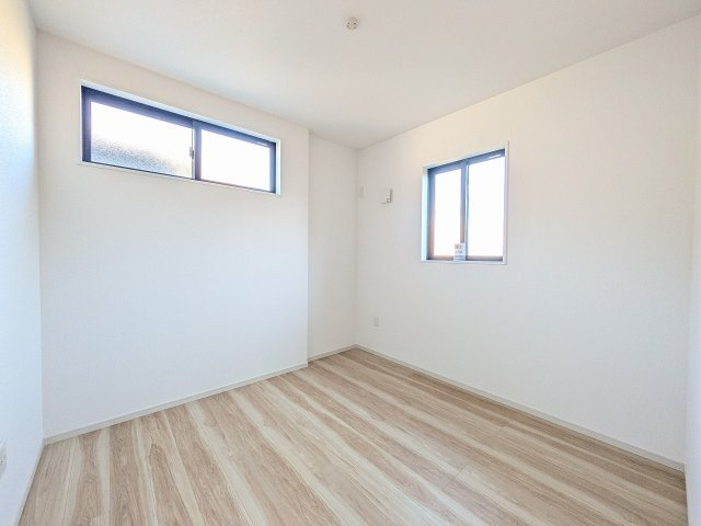 八王子市　緑町　新築一戸建て　９期の洋室|～2階4.3帖の洋室　2面採光で明るく風通しの良いお部屋です～