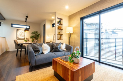 【居間・リビング】 | マイタウン佐井寺プレミアム◇◆全8区画◇◆モデルハウス◇◆ | 【同社施工例写真】
床材・・・Panasonic製が標準仕様！
LDKには、床暖房3か所標準で付いています♪