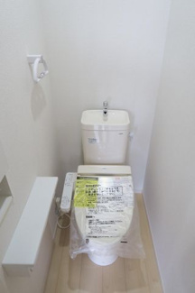 【トイレ】 | 新築　新潟市西区寺尾上第8  3号 | 表面平滑加工とイオンパワーの「セフィオンテクト」加工！汚れが付きにくい。トルネード洗浄なので、少ない水でも前方の返し部分から後方部までしっかり洗浄。進化したフチ形状は、汚れてもサッと拭き取れます！