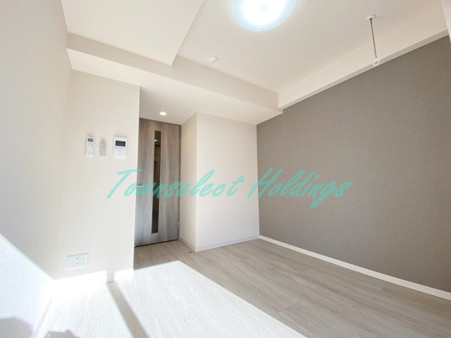 平塚市明石町の賃貸マンションの寝室|広くて明るい寝室