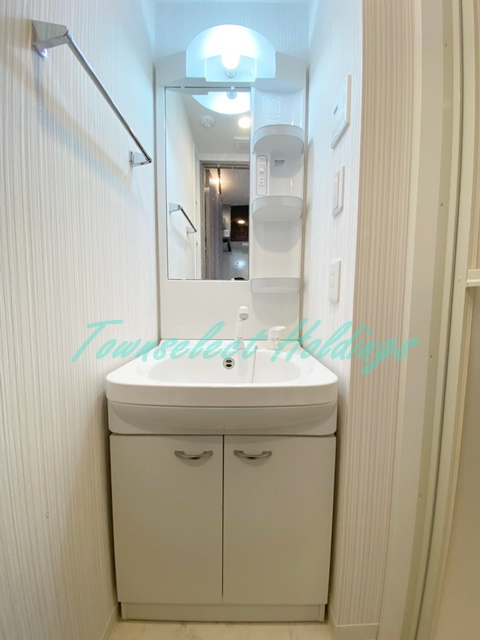 平塚市明石町の賃貸マンションの洗面所|明るい洗面所です