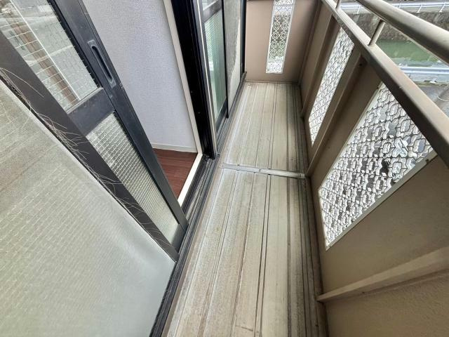 ア・カインドネスのバルコニー