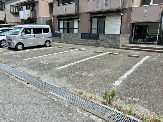 ア・カインドネスの駐車場