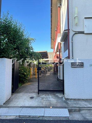 ハイム清芳　宅配BOX　陽当たり良好　バストイレ別のエントランス