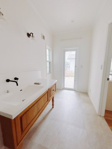 【中古戸建】高崎市下之城町の独立洗面台|■洗面室｜ゆとりのある洗面脱衣室ではお子様と並んで歯磨きもできるので一緒に成長を楽しめます♪ひろびろとした洗面室で、朝の準備も楽しくなります☆.*