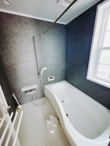 【中古戸建】高崎市下之城町の浴室|■浴室｜デザイン性に優れた浴室♪1日の疲れを癒す、ゆったりとしたバスタイムをぜひお過ごしください(*＾＾*)大きな窓付きで嬉しい♪