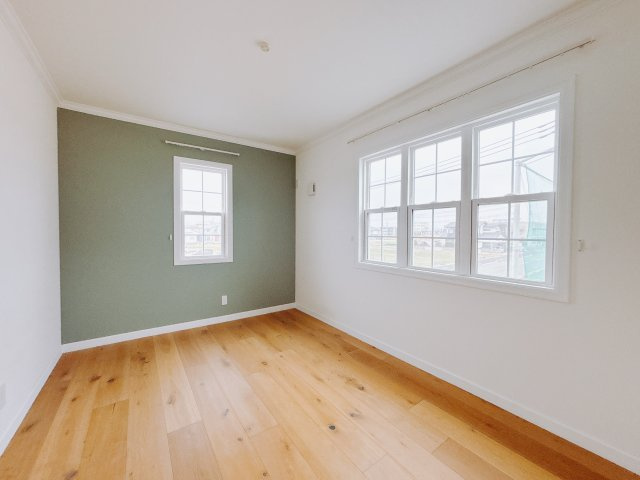 【中古戸建】高崎市下之城町の洋室|■洋室｜お洒落なアクセントカラーが入っているので、シックな雰囲気になっております。落ち着いた雰囲気で夜はよく眠れそうですね