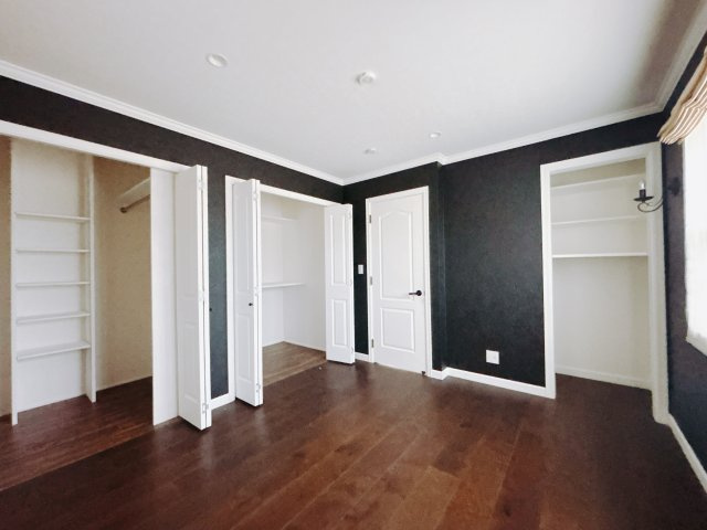 【中古戸建】高崎市下之城町の寝室|■主寝室｜広い寝室ならインテリアも自由自在にお楽しみいただけます♪お外から帰ってきた後は寝室でゆっくり自分の時間をお過ごしください。