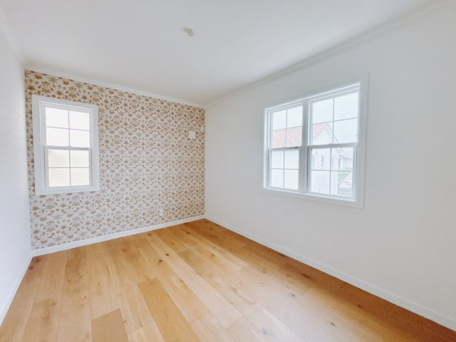 【中古戸建】高崎市下之城町の洋室|■洋室｜2面採光で明るい1階の洋室。全部屋フローリングなので、お掃除がしやすいです♪大きな収納もあって嬉しい！